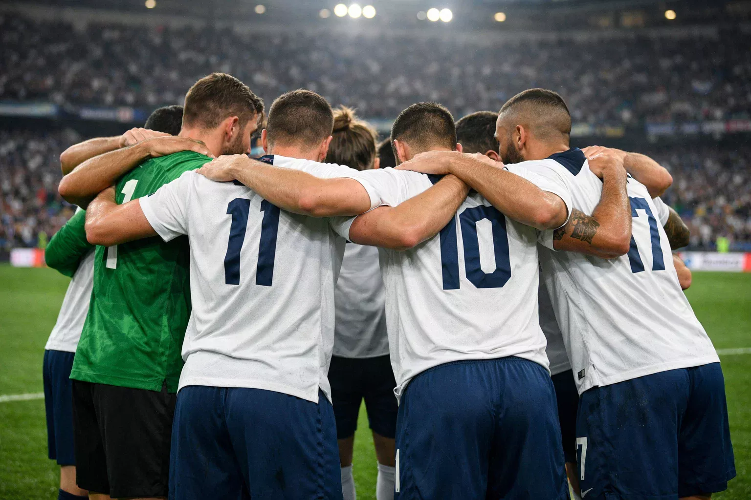 Giocatori di calcio in cerchio motivazionale prima della partita